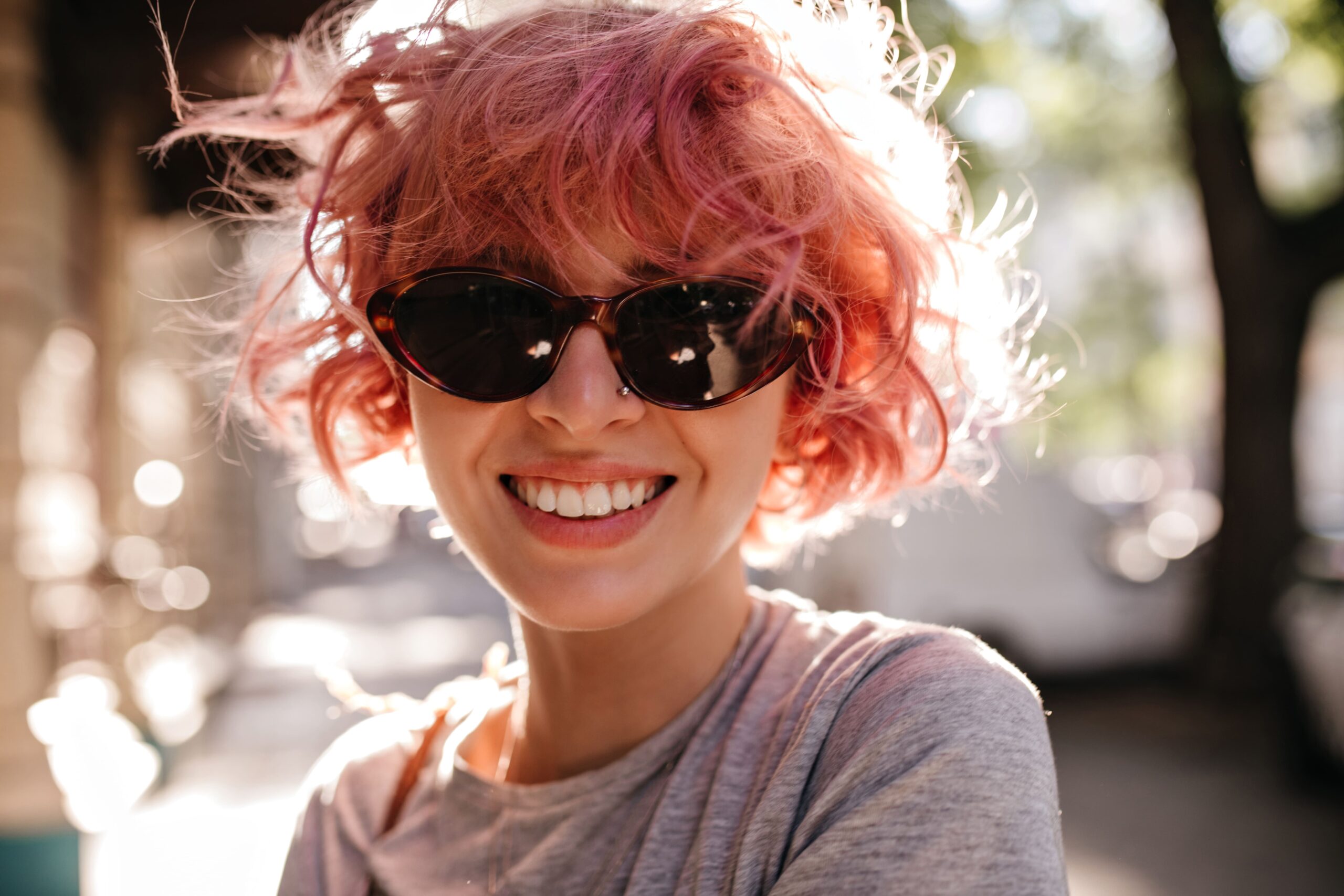 mujer sonriente con gafas de sol